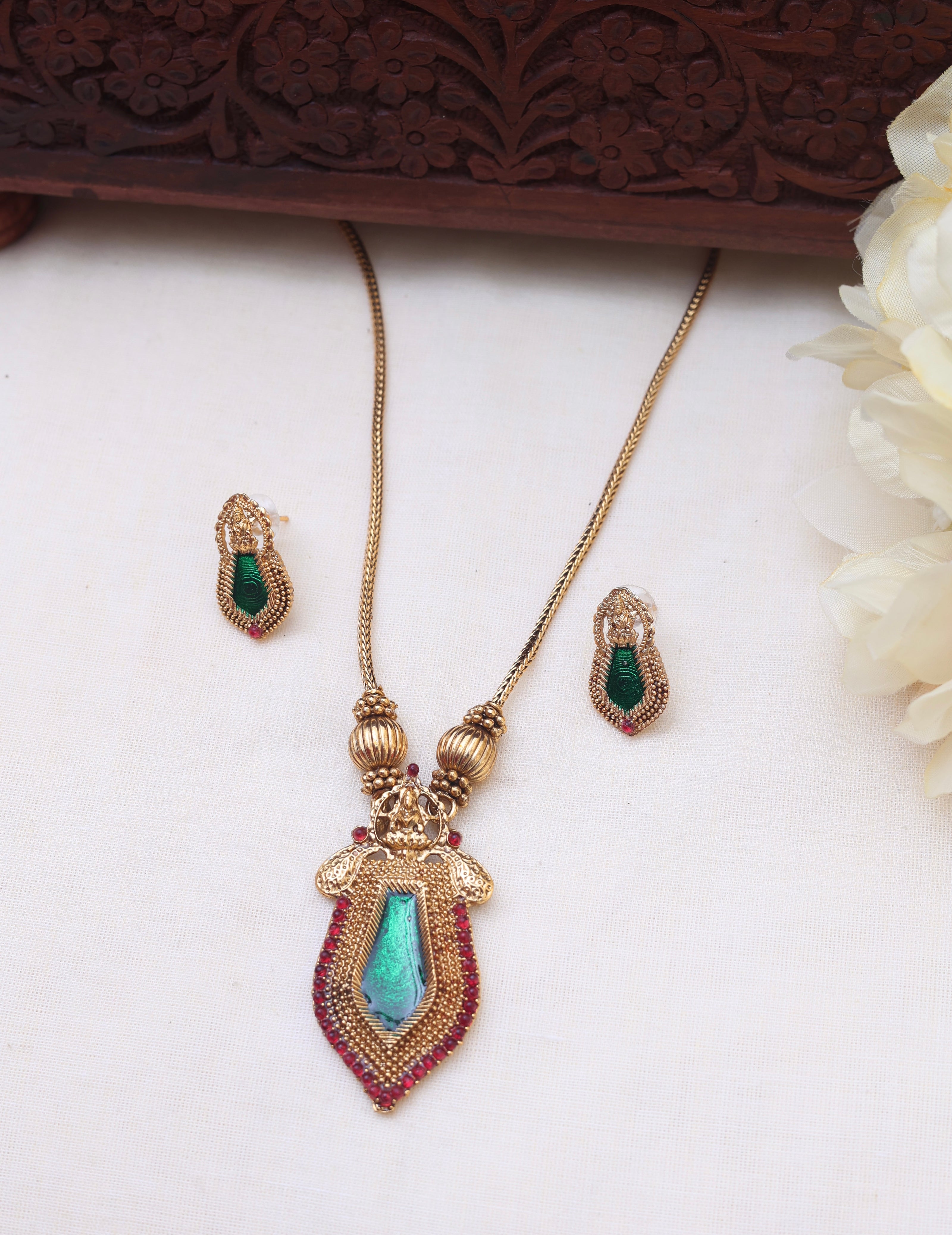 Traditional Vaidurya necklace set
