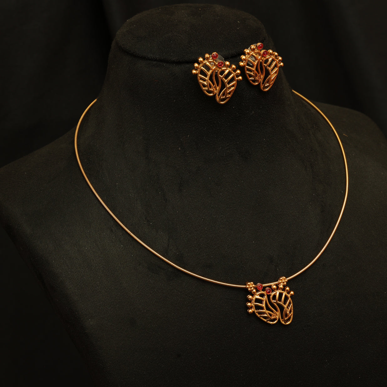 Simple paduka necklace set