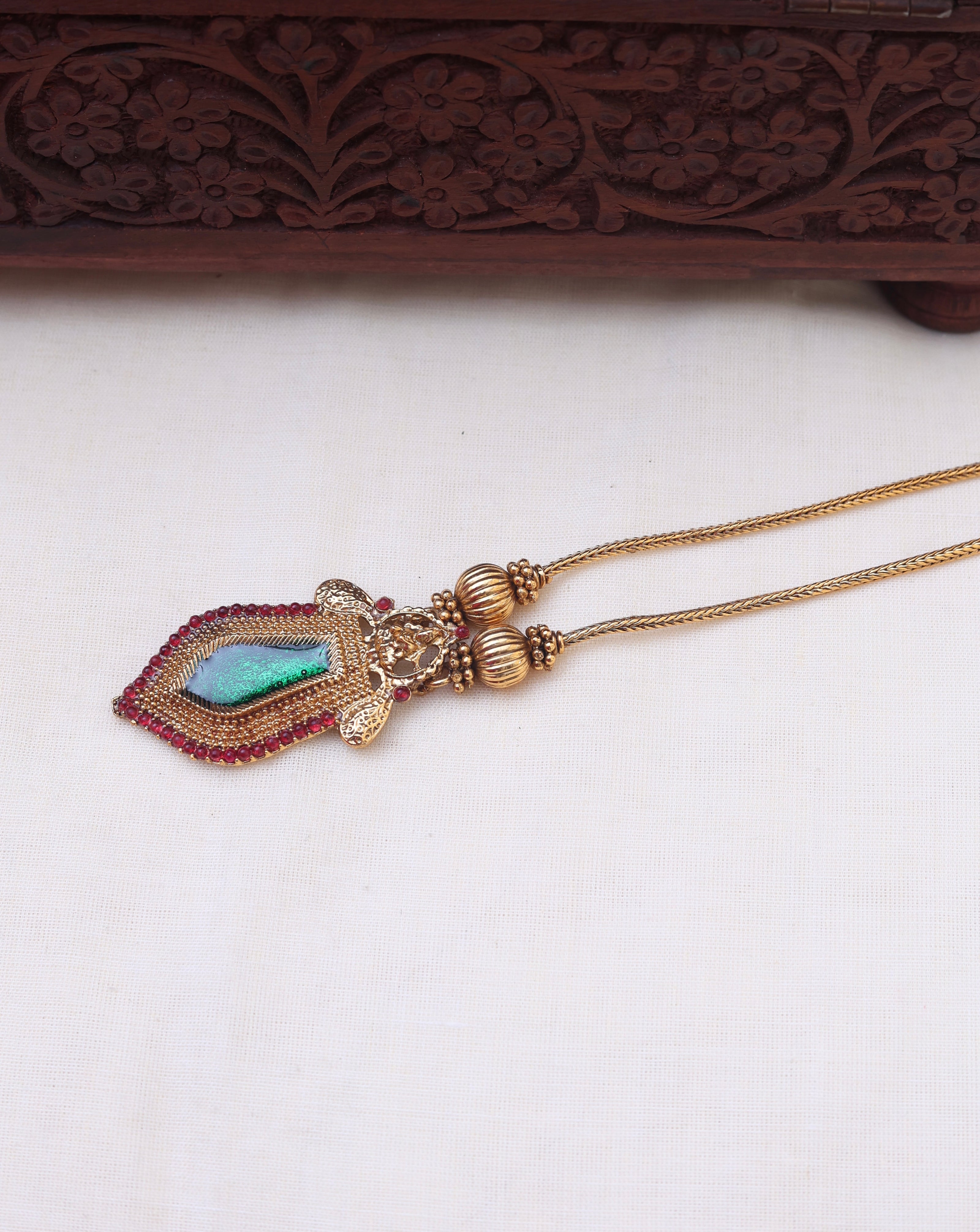 Traditional Vaidurya necklace set