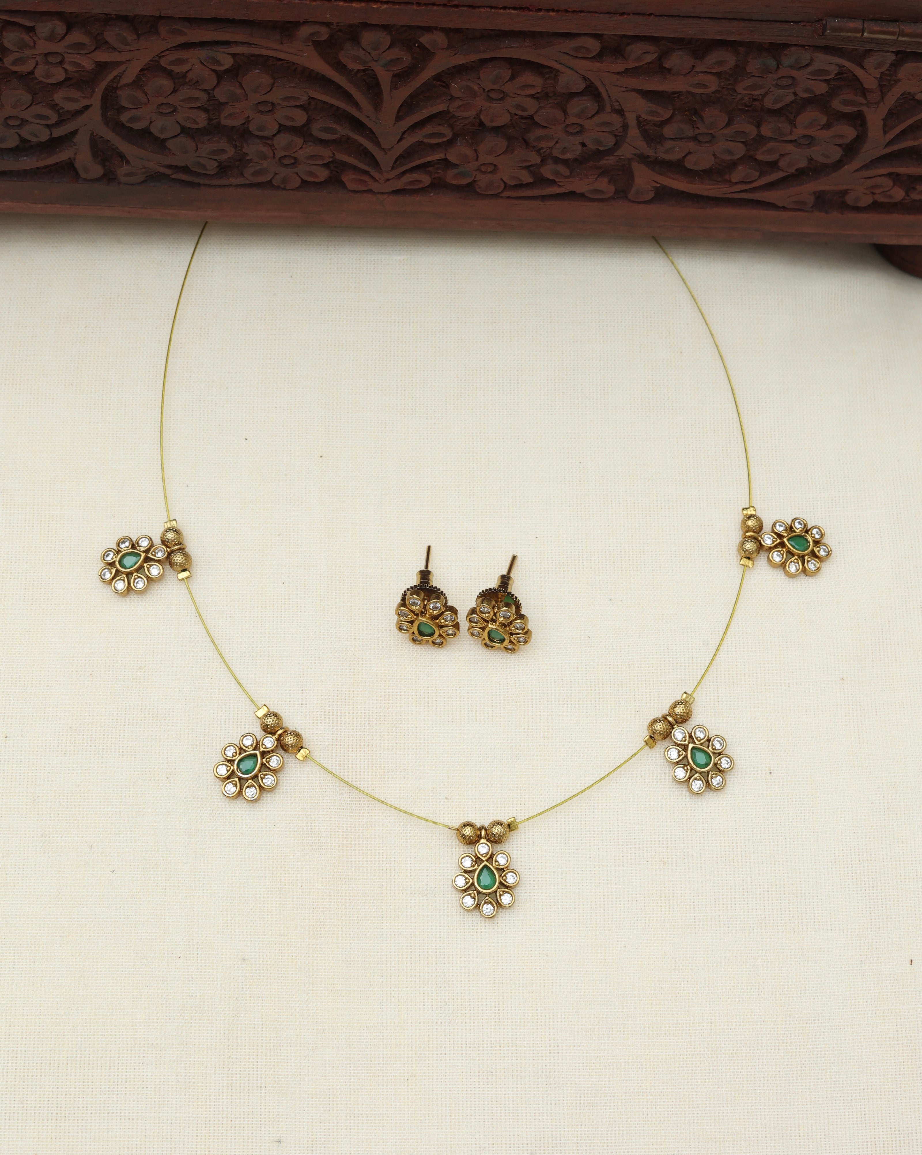 Invisible flower necklace set