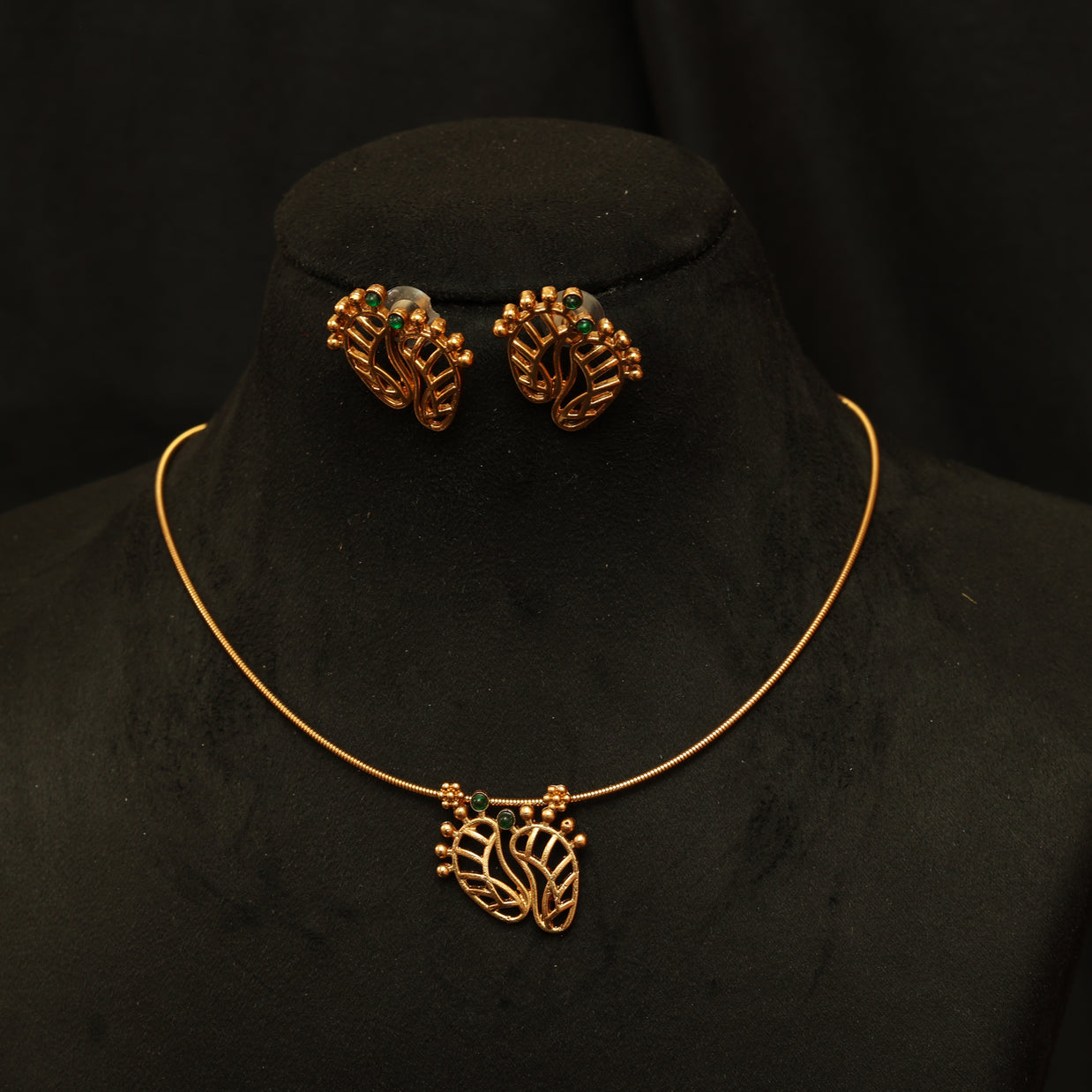 Simple paduka necklace set