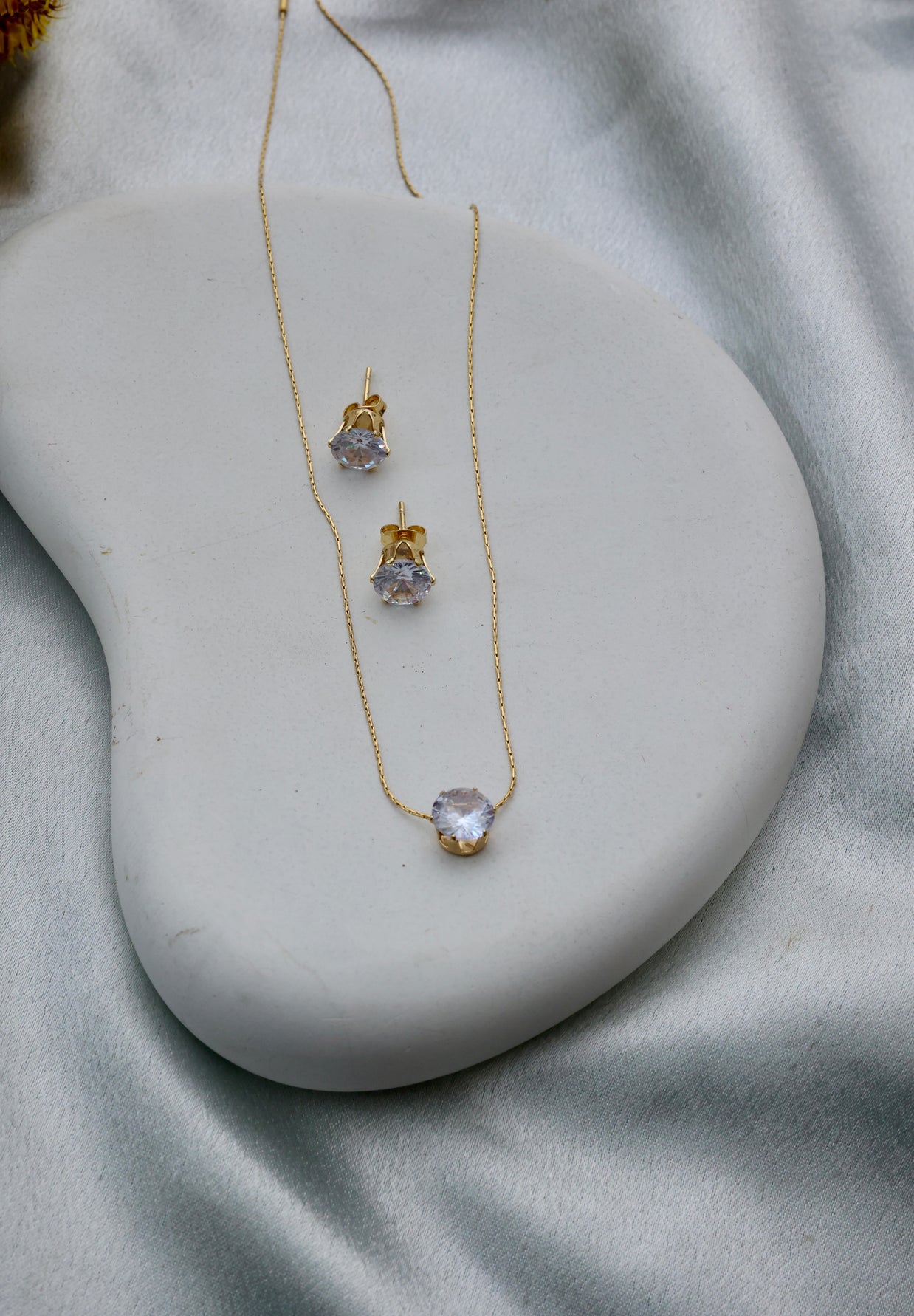 Diamond pendant necklace set