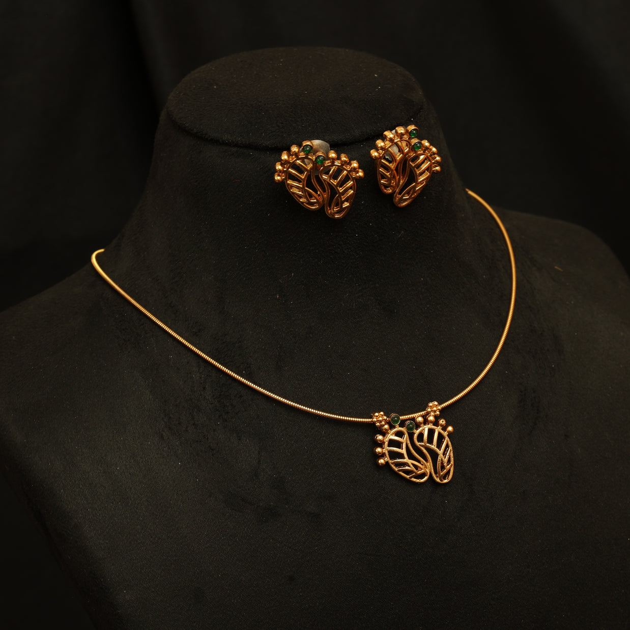 Simple paduka necklace set