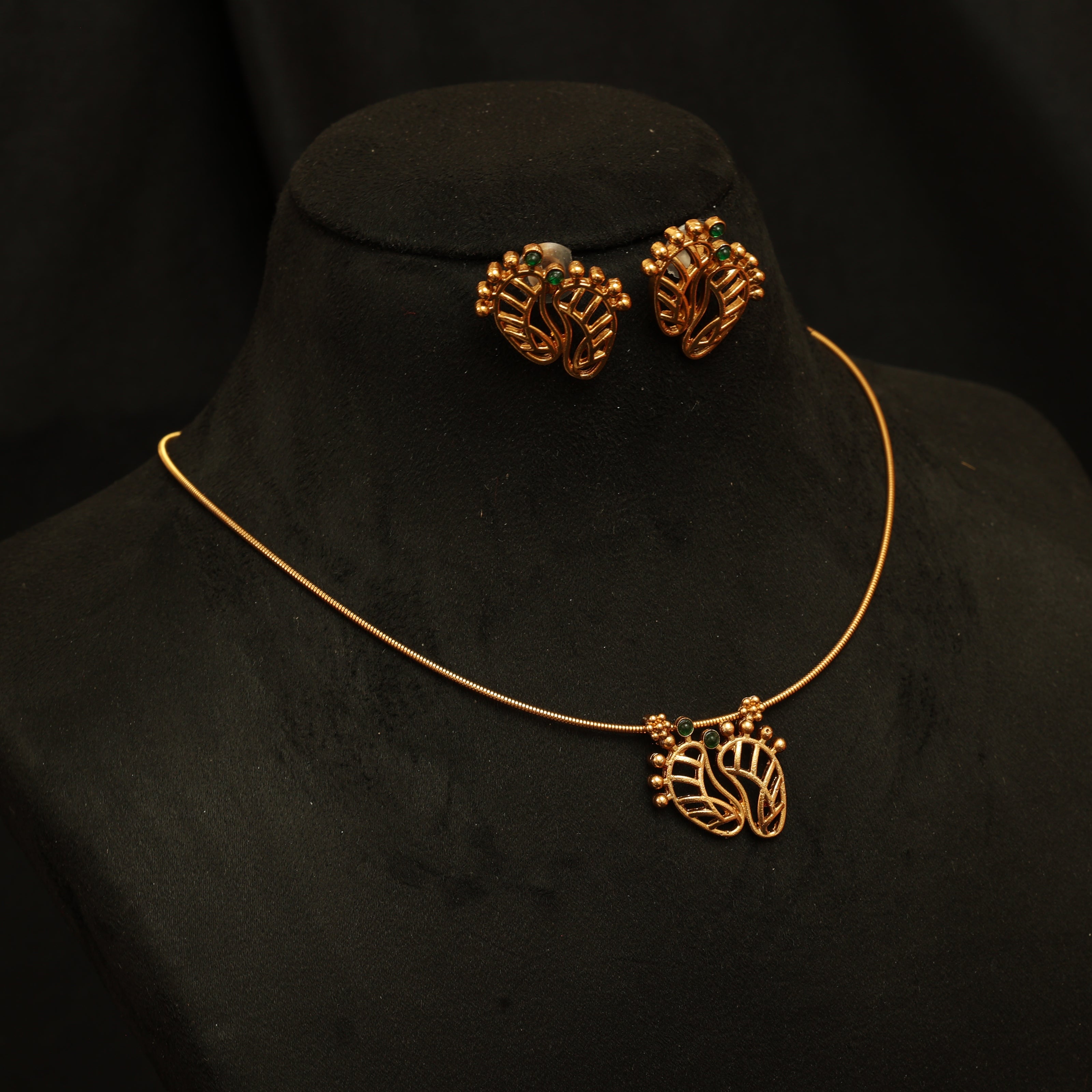 Simple paduka necklace set