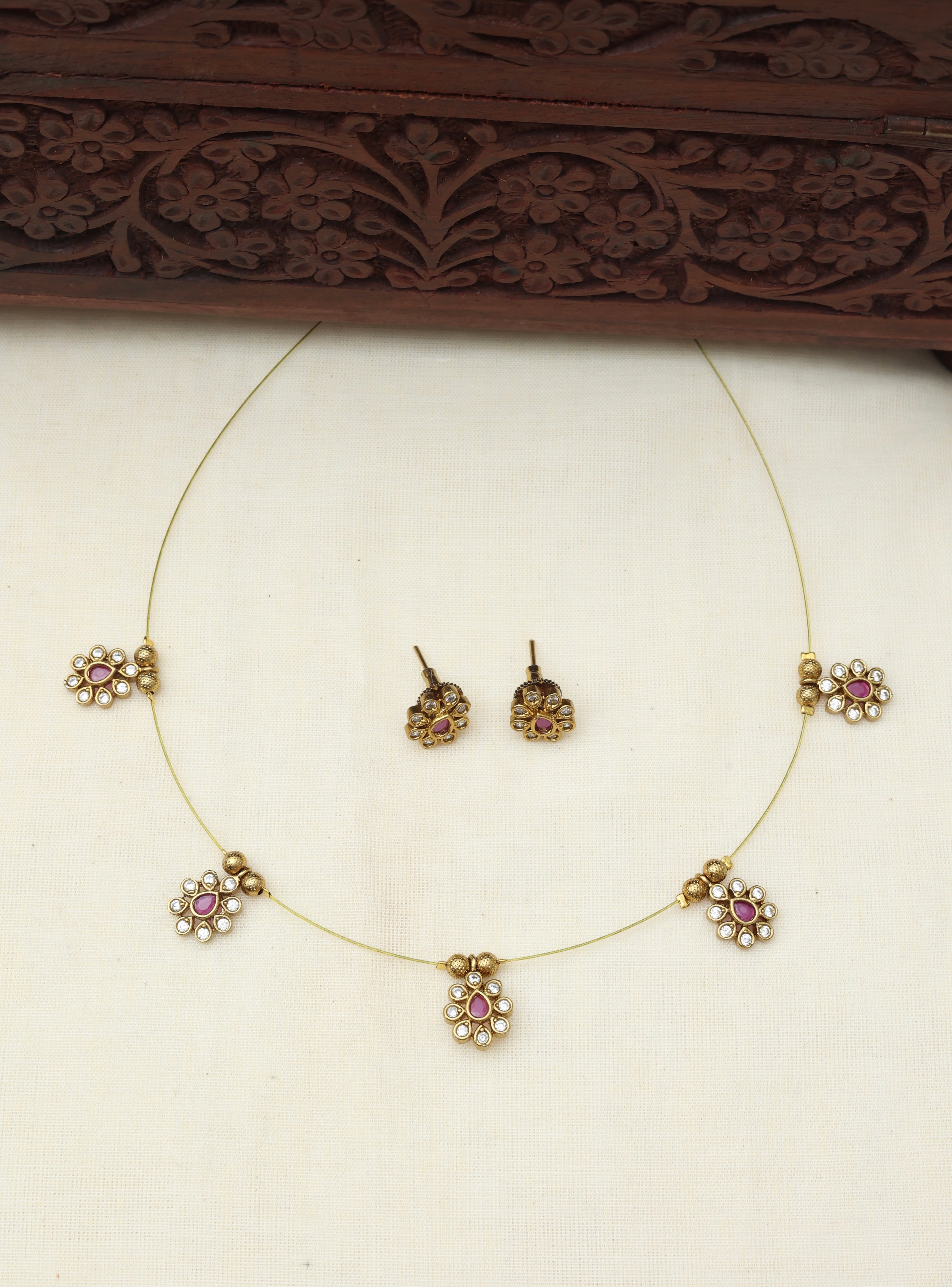 Invisible flower necklace set