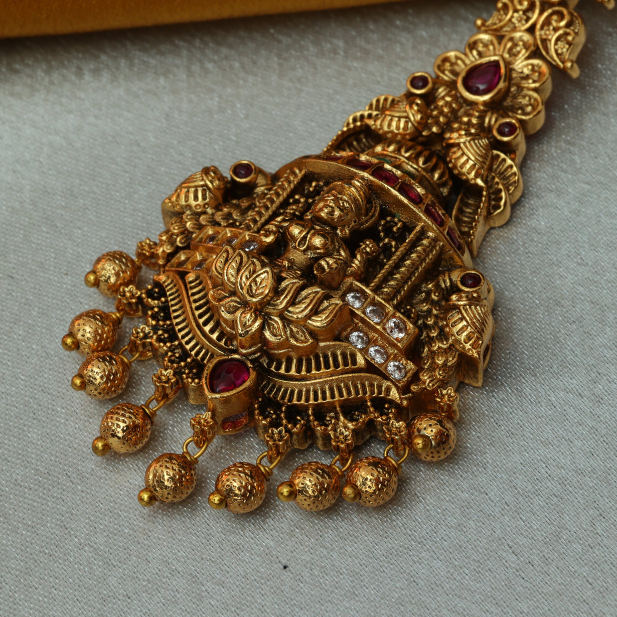 Divya Ratna Antique Maangtikka