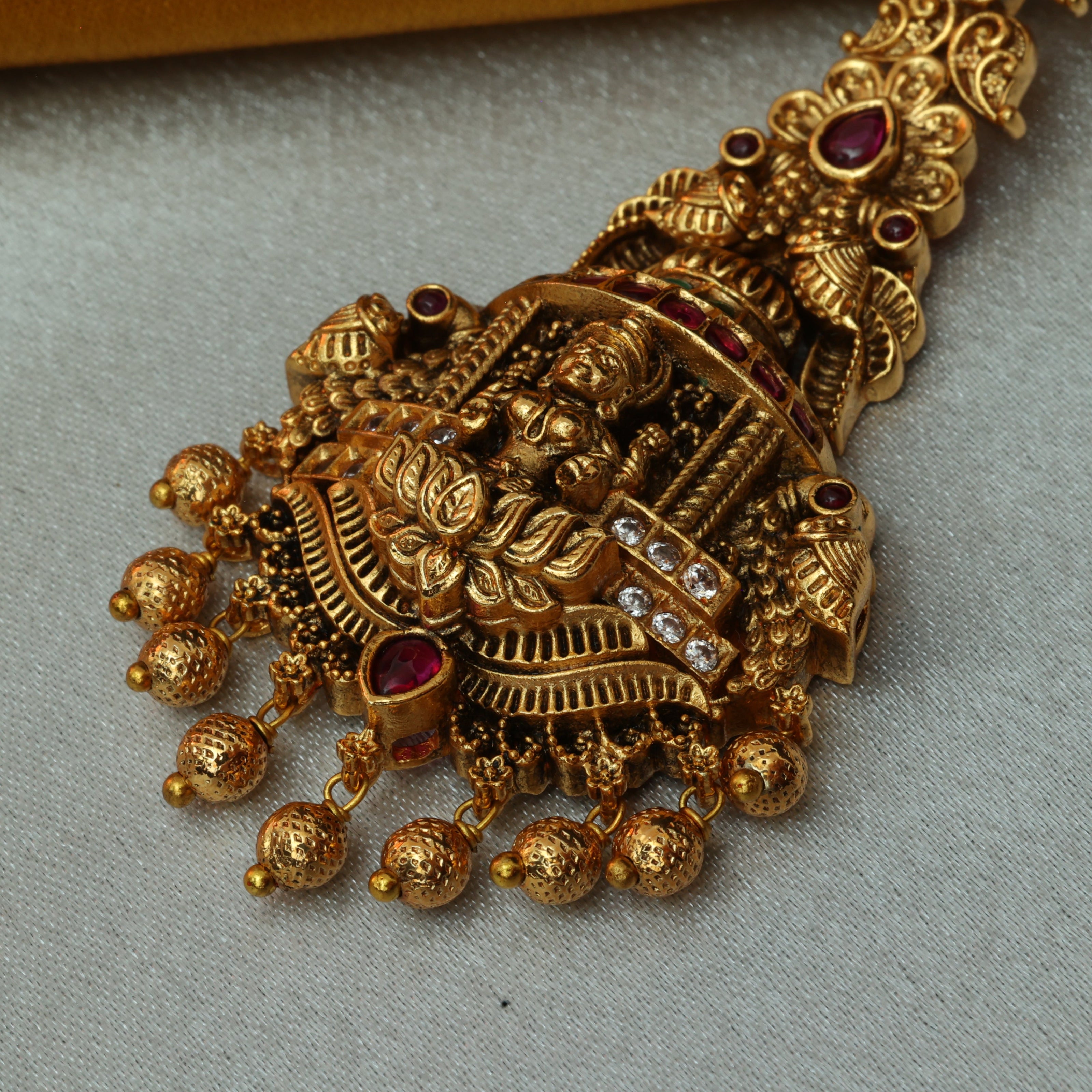 Divya Ratna Antique Maangtikka