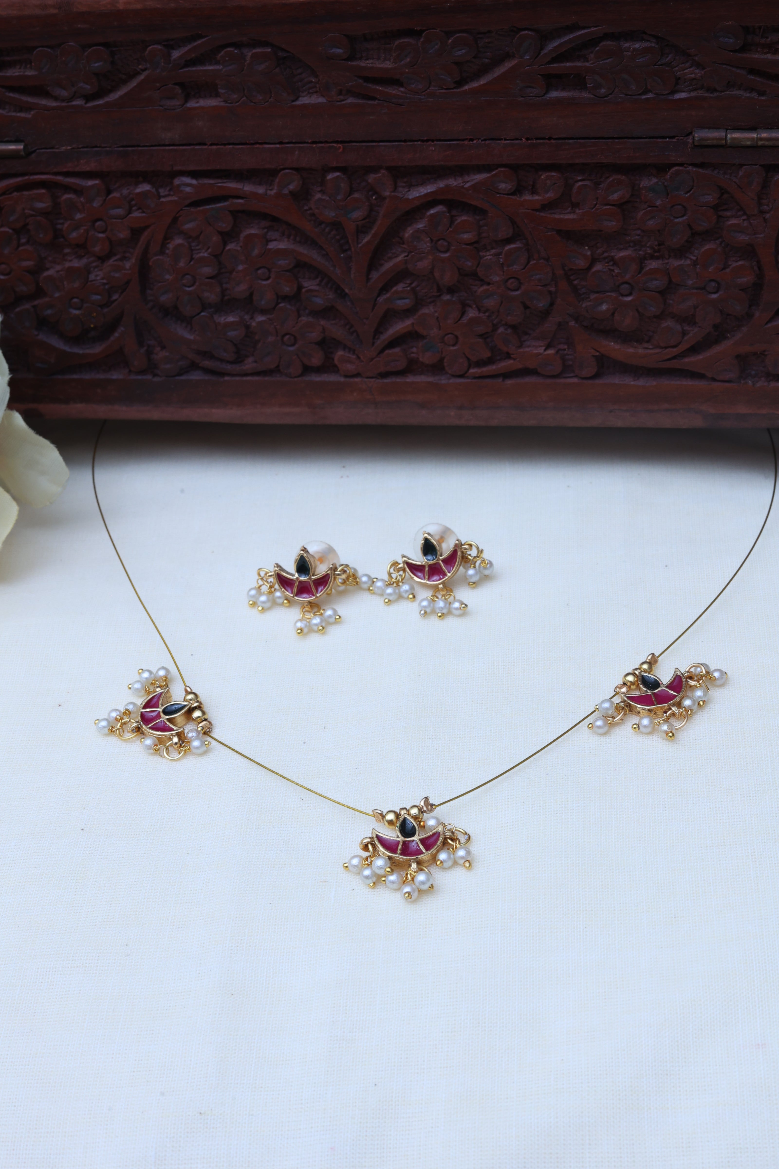 Chaandh invisible necklace set