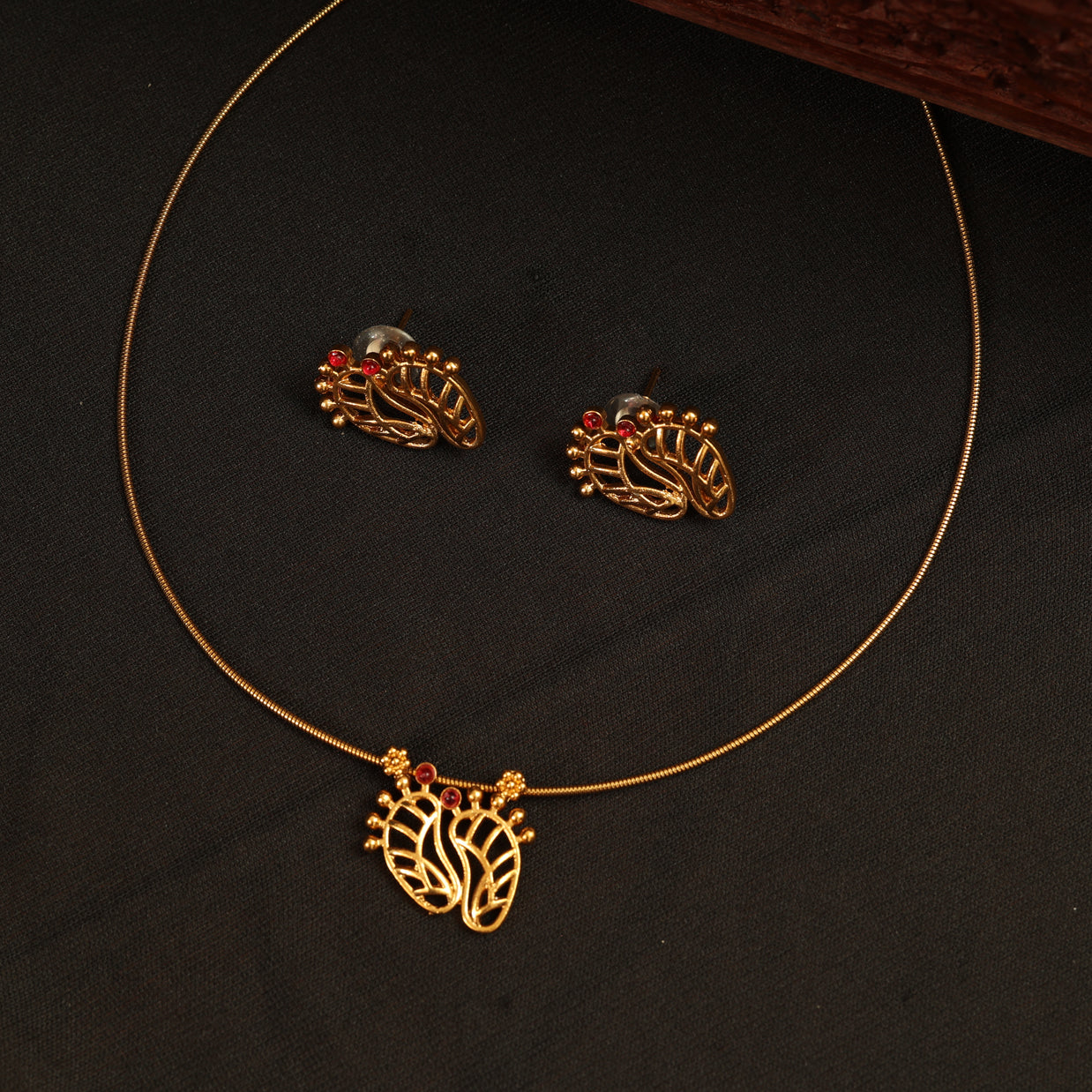 Simple paduka necklace set