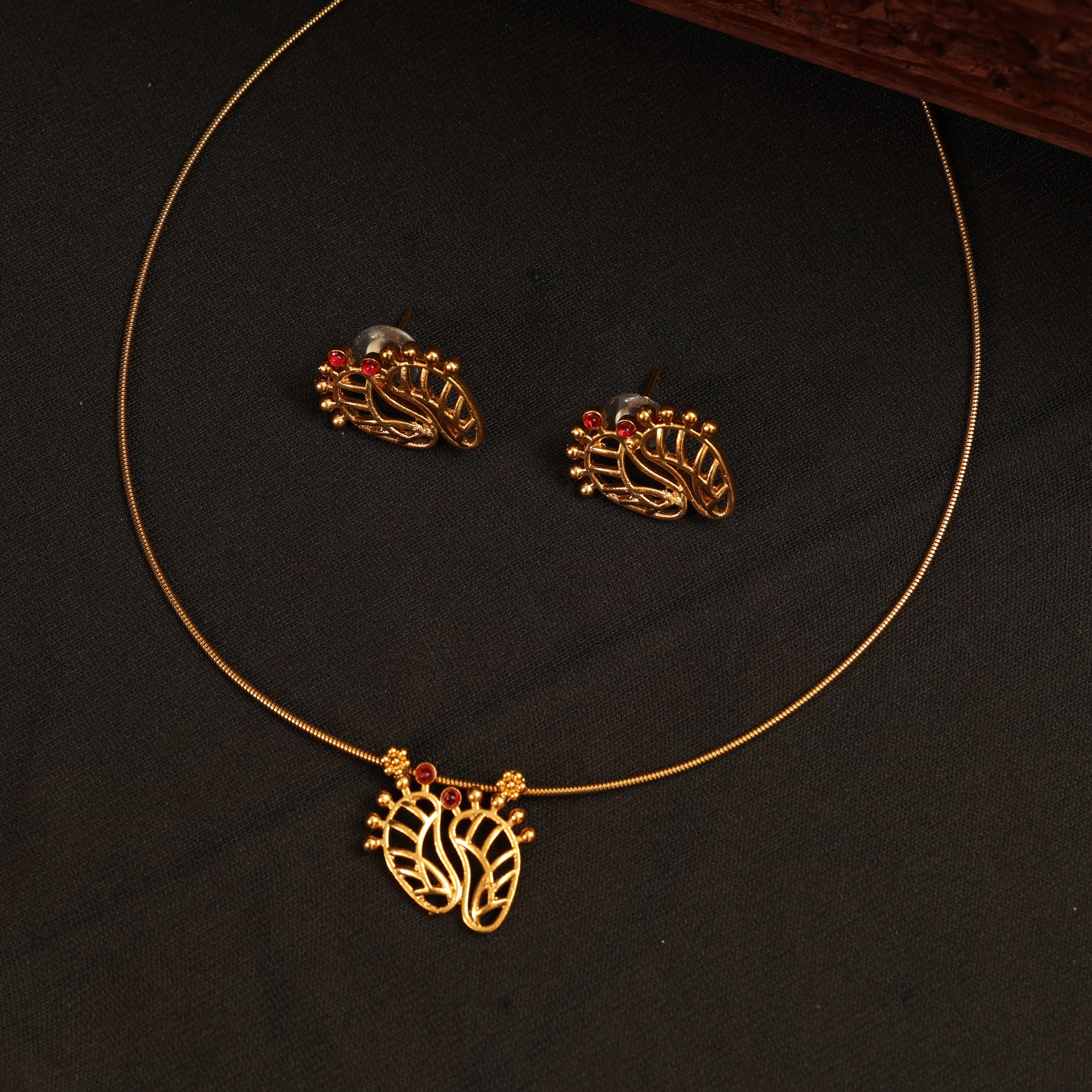 Simple paduka necklace set