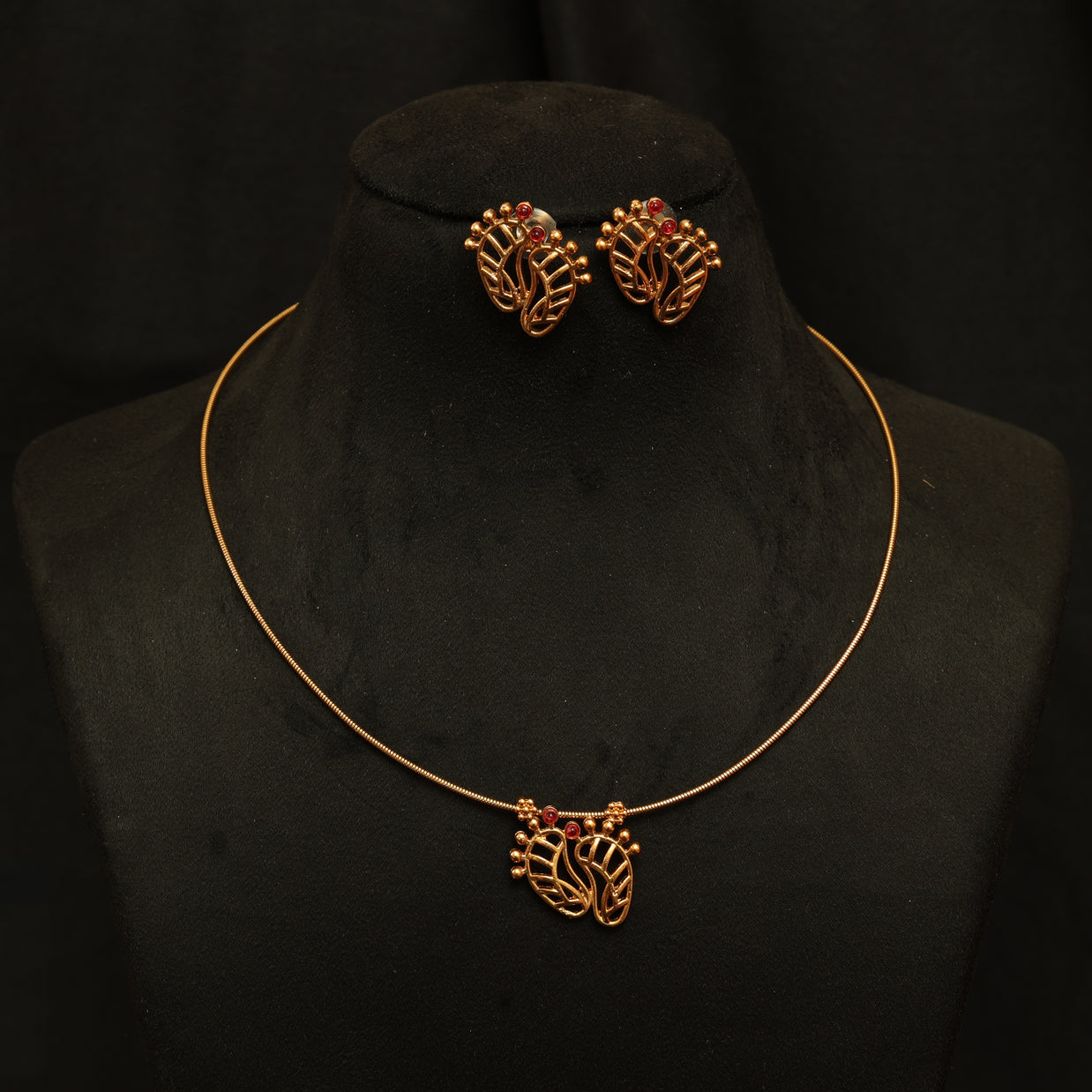 Simple paduka necklace set