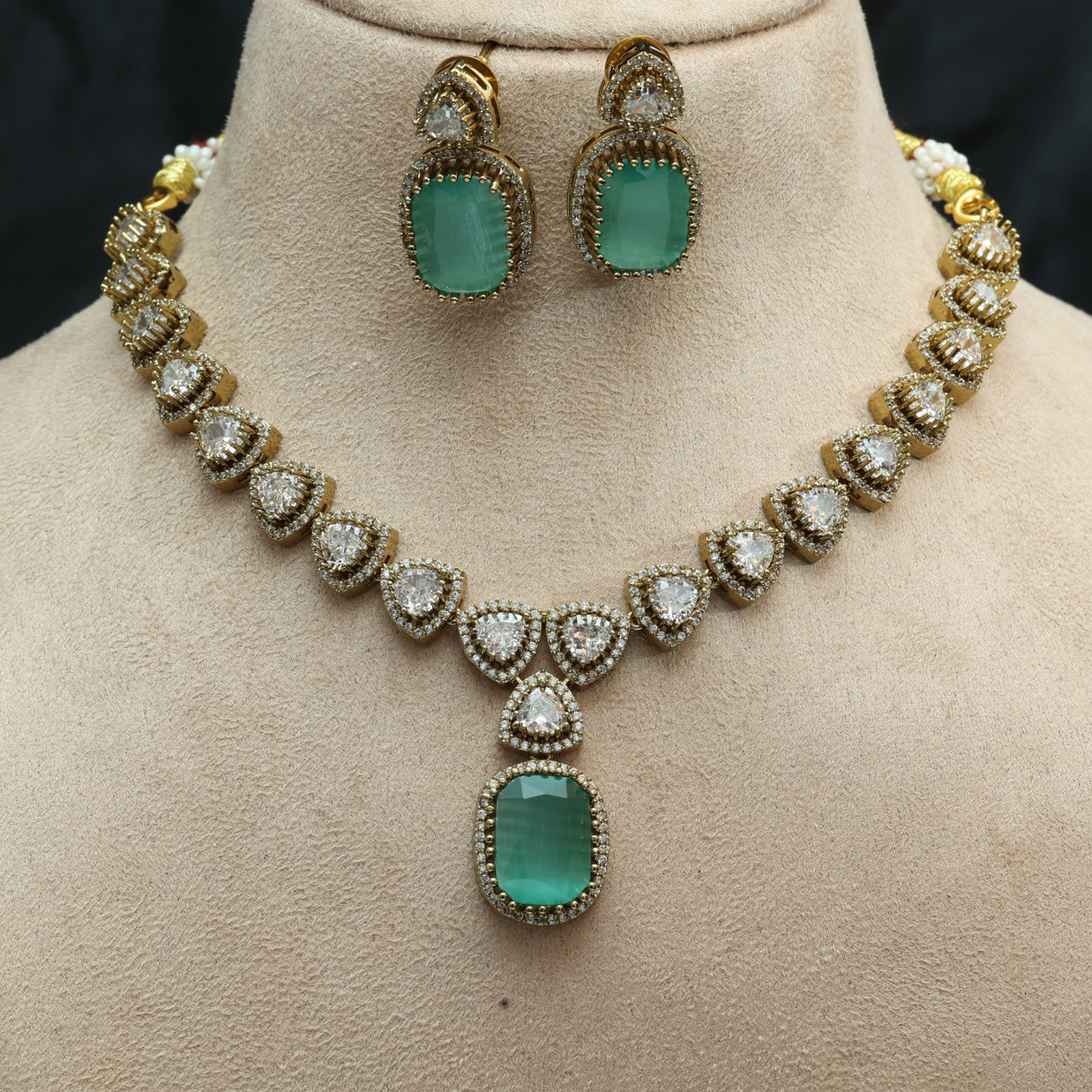Elegant Victorian Ad Light Ocean Blue Necklace Set