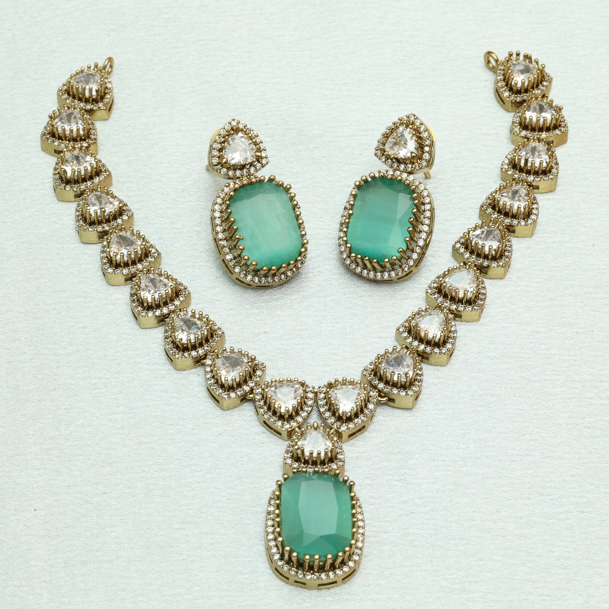 Elegant Victorian Ad Light Ocean Blue Necklace Set