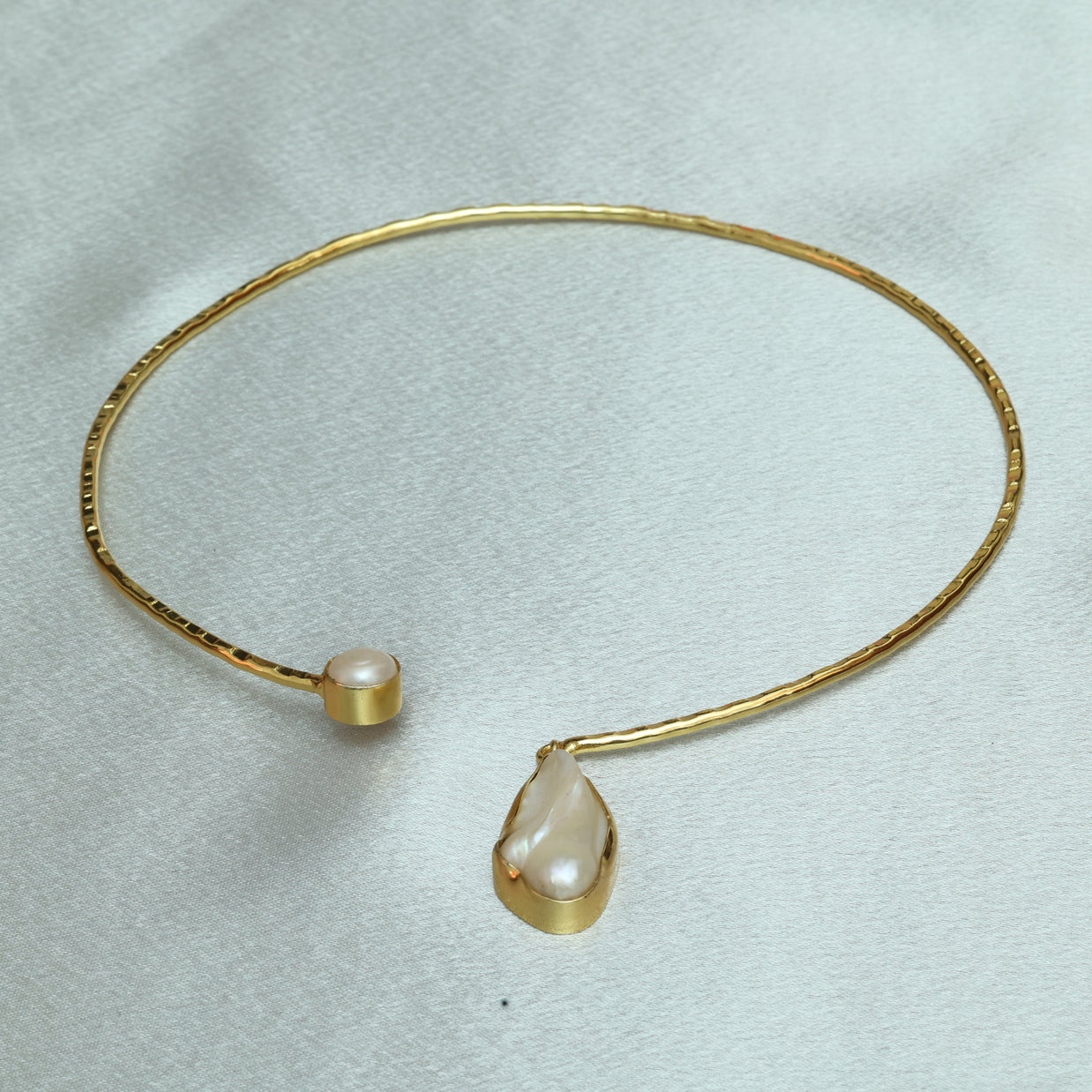 Minimal Neckcuff With Pearl Pendant 18K Gold Plated